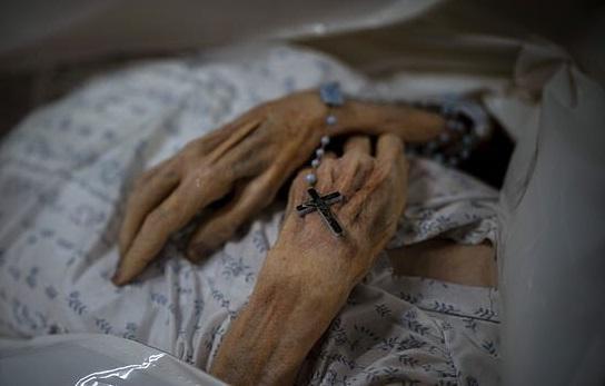 بازگشت زن سالخورده کرونایی به خانه سالمندان ده روز بعد از اعلام خبر فوتش