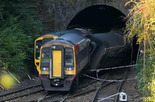 17 زخمی در پی برخورد دو قطار در انگلیس
