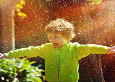 شادمانی بچه ها لامردی در باران پاییزی