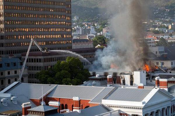تور آفریقای جنوبی: آتش سوزی در مجلس آفریقای جنوبی