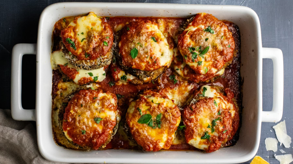 طرز تهیه بادمجان با پنیر پارمسان، غذایی مدیترانه ای با فر و بدون آن