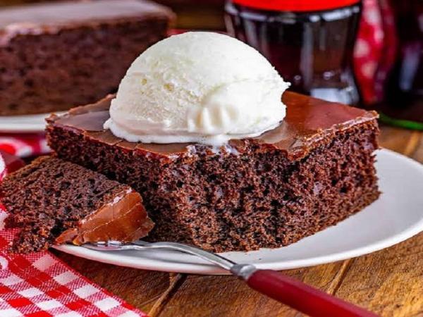 طرز تهیه کیک شکلاتی با نوشابه؛ فوت وفن پف کردن و نکات کیک نوشابه ای